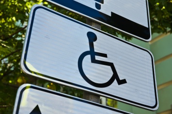 Знак "Инвалид за рулем" будут выдавать через сайт госуслуг независимо от прописки