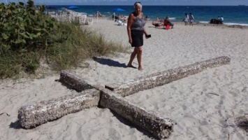 Во Флориде на пляж выбросило несколькометровый крест