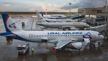 В аэропорту Барнаула при посадке в самолет рухнул трап, пострадали четыре человека. Видео