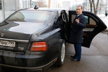 «Хочу как Путин»: Медведев получит Аурус как у президента после поездок на комбайне