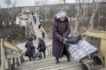 Длинные очереди, хамство и произвол: что происходит на КПВВ в Станице Луганской