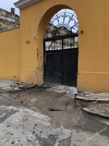 В Воронцовском переулке строители испортили памятник архитектуры (фото)