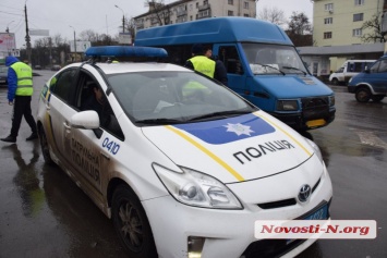 В Николаеве на оживленном перекрестке патрульные штрафовали нарушителей ПДД