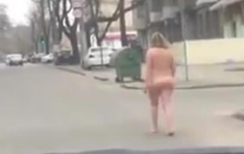 Обнаженная женщина разгуливала по улицам Одессы