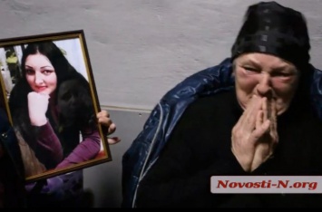 «Убийцы сидят и смеются!»: во время суда в Николаеве матери убитой девушки стало плохо