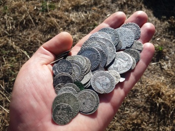 Украинцам показали новые монеты номиналом 5 и 10 гривен: "древние замки и лошади"