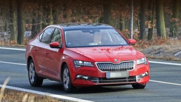 Обнародованы шпионские снимки новой Skoda Superb без камуфляжа