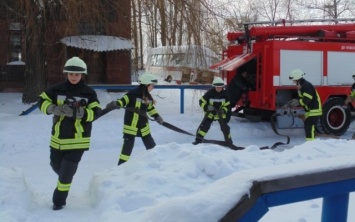 Эксперимент: девушек-украинок готовят в пожарные (ВИДЕО)