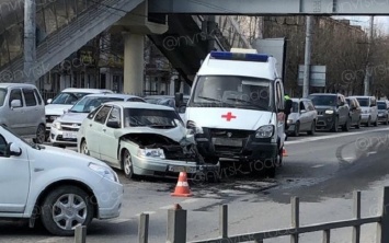 В Новороссийске перевозившая ребенка машина скорой помощи столкнулась с легковушкой