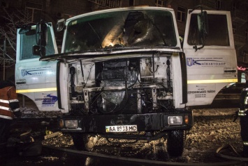 В центре Киева ночью сгорел мусоровоз "Киевавтодора"