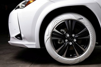 Lexus UX обулся в белые шины