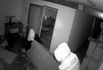 Руководство кафе в Мелитополе просит опознать на видео ночных воров, вынесших сейф (видео)
