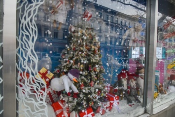 Одесские витрины в преддверии Дня влюбленных: снег, елки и сказочные звери (фоторепортаж)