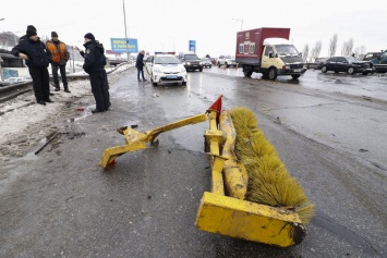 В Киеве грузовик въехал в трактор "Киевавтодора" и снес его с моста. Фото и видео
