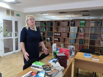 Зампред крымского правительства подарила уникальные книги библиотеке Франко