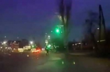 "Бессмертный" пешеход переходил дорогу на красный, болтая по телефону (видео)