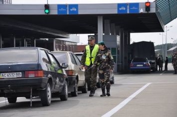 На границе с Польшей два украинца избили пограничника и закрылись в бусе: нарушителей доставали из авто силой (видео)