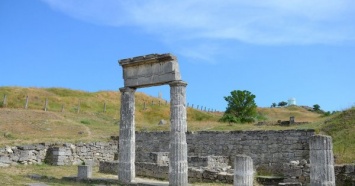 В оккупированном Крыму во время раскопок Пантикапея рухнули древние колонны (ФОТО+ВИДЕО)