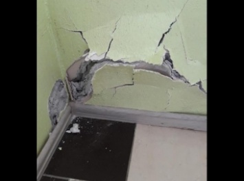 В Запорожской области "разваливается" отремонтированная амбулатория (Фото)