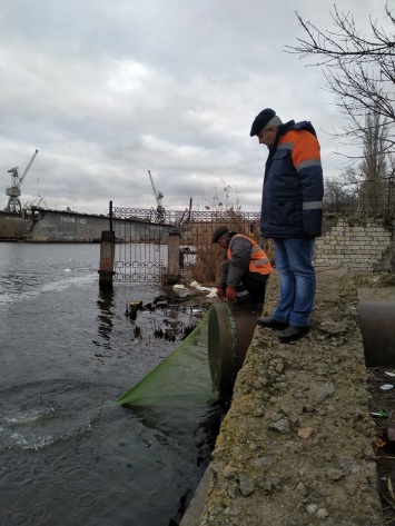Эксперимент: в Николаеве на трубу ливневой канализации у понтонного моста поставили «улавливатель» твердого мусора