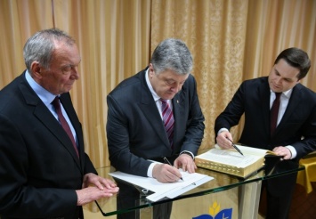 Петр Порошенко записал строки в рукописную Библию, к созданию которой уже присоединились тысячи украинцев
