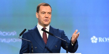 Медведев: экономика РФ растет третий год подряд, но граждане этого не ощущают
