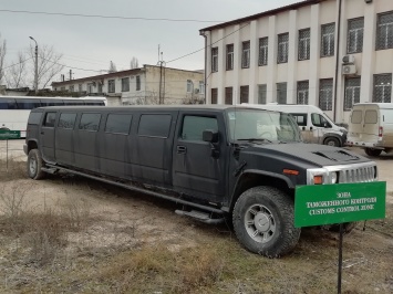 Лимузин Hummer изъяли в Крыму за неуплату более 3 млн рублей таможенных платежей