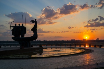 Памятник основателям Киева разбирают на металл: "Быдлота живет у нас в стране"