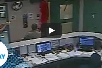 При попытке побега заключенный свалился полицейским на головы (видео)