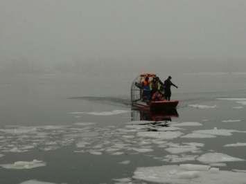 В Киеве спасатели вернули на берег рыбаков, дрейфовавших по Днепру на отколовшейся льдине