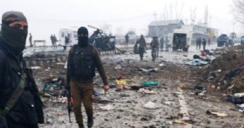 В Индии от удара машины взорвались автобусы с военными, погибли 42 человека (ФОТО)