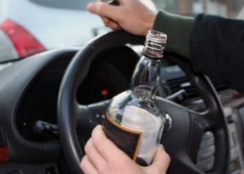 В Запорожье вусмерть пьяный водитель уснул за рулем посреди проспекта (Видео)