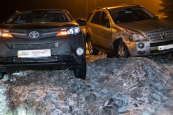 ДТП в Киеве: на Столичном шоссе не поделили дорогу внедорожники