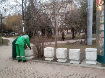 Возле Одесского железнодорожного вокзала появились 25 новых цветочных ваз