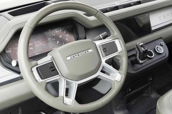 Приборную панель нового Land Rover Defender рассекретили фотошпионы