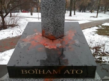 В Киеве вандалы облили красной краской памятник воинам АТО