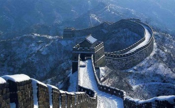 Великая Китайская стена из-за морозов превратилась в непроходимую ледяную горку. Видео