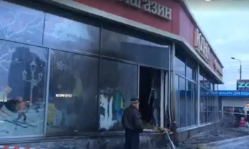 На столичных Осокорках загорелся магазин Roshen, очевидцы сообщают о поджоге