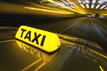 В Киеве таксист украл кошелек у иностранца и избил его гида
