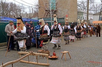 В Одесской области болгары шумно отметили праздник обрезки лозы: гвоздем программы стали ряженые, изгонявшие злых духов