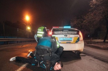 В Киеве пьяный в хлам водитель чуть не изнасиловал полицейских