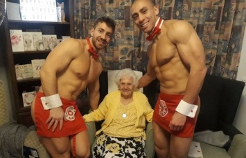 В Британии пенсионерке на 100-летие подарили вечер с голыми официантами. Фото