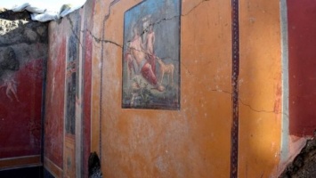 В Помпеях нашли фреску с Нарциссом, который засмотрелся на свое отражение и умер. Фото