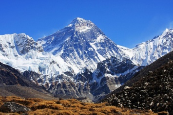 Эверест закрывают для альпинистов из-за мусора: «Собрали сотни тонн»