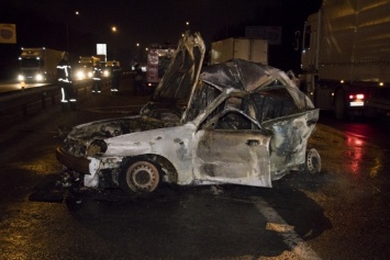 Жуткое ДТП в Киеве: на Столичном шоссе женщина заживо сгорела в такси (видео)