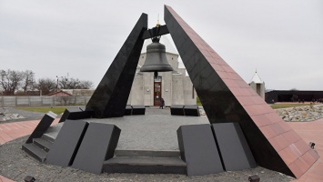 Покидая Крым, "ПриватБанк" присвоил взносы на мемориал под Симферополем