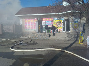 В запорожской области загорелся магазин - внутри находился продавец