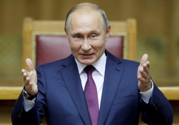 Появилось видео странной посадки елок к приезду Путина: "втыкают без корней"