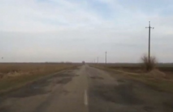 Состояние дорог в глубинке Акимовского района показали в сети (видео)
