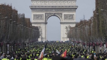 Протесты "желтых жилетов": в Париже перекрыли Елисейские поля, в Тулузе - Amazon